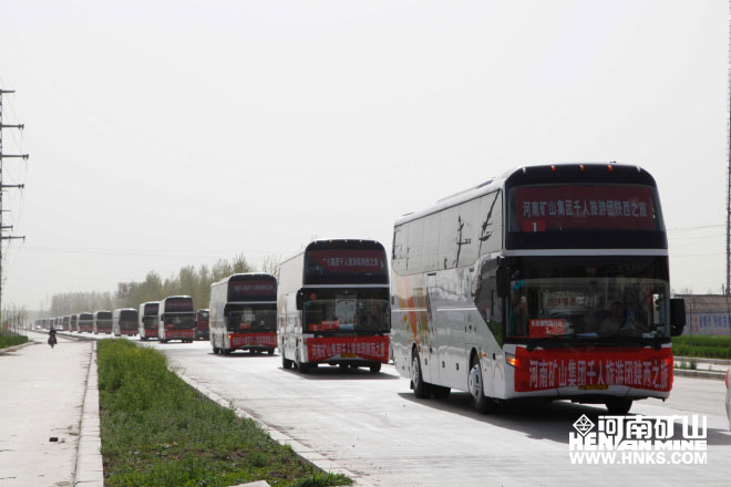 行進(jìn)中的車隊(duì)，浩浩蕩蕩，蔚為壯觀.jpg